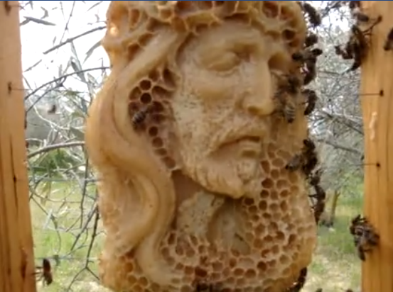 Неверојатно: Пчели го направиле ликот на Исус од саќе (ФОТО)
