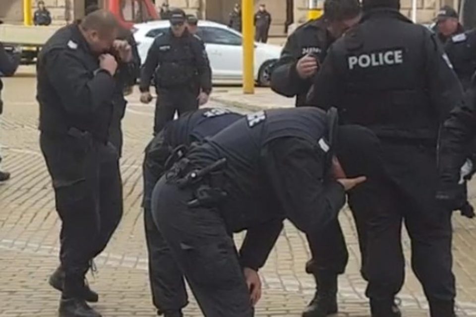 Бугарската полиција стана хит низ целиот свет: Употребија солзавец, но заборавија на една работа- истиот им се врати како бумеранг (ВИДЕО)