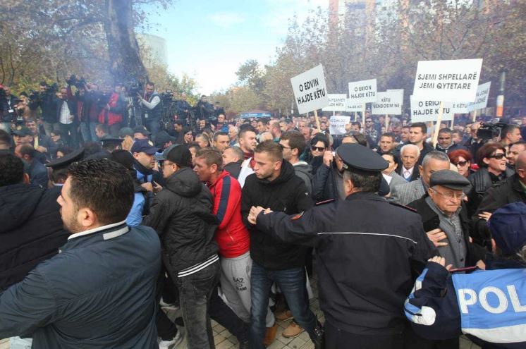 На протестот на опозицијата во Тирана употребен солзавец и водени топови