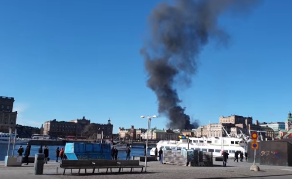Автобус експлодира во центарот на Стокхолм (ВИДЕО)