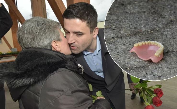 8-мо мартовски хит: Баби се туркаа да се поздрават со политичарите и да им подарат цвеќе, па една од нив си ја загуби вилицата (ФОТО)