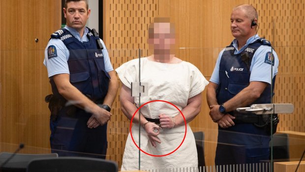 Масовниот убиец од Нов Зеланд изваден пред суд и со насмевка на лицето упати предупредувачки знак (ФОТО)