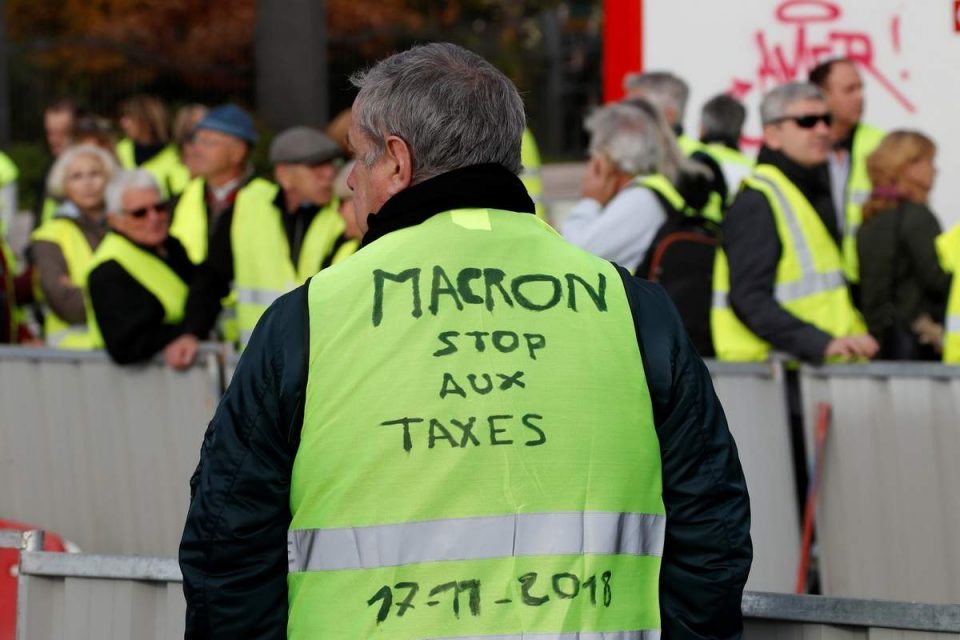 Пред утрешниот протест на Жолтите елеци: Mакрон бара враќање на мирот во Франција