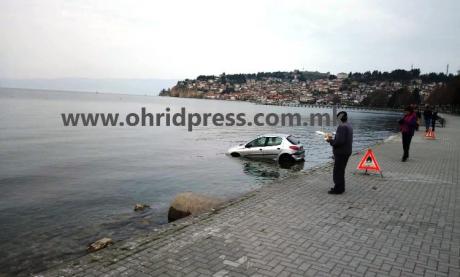 Откриена причината поради која возило заврши во водите на Охридското езеро