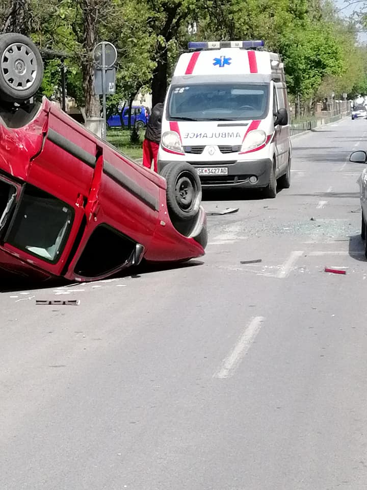 ФОТО: Верижен судир во Карпош- еден автомобил превртен на кров
