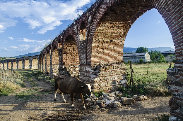 Министерството за култура доделило 30.000 евра за непостоечки проект: Скопскиот аквадукт претворен во депонија