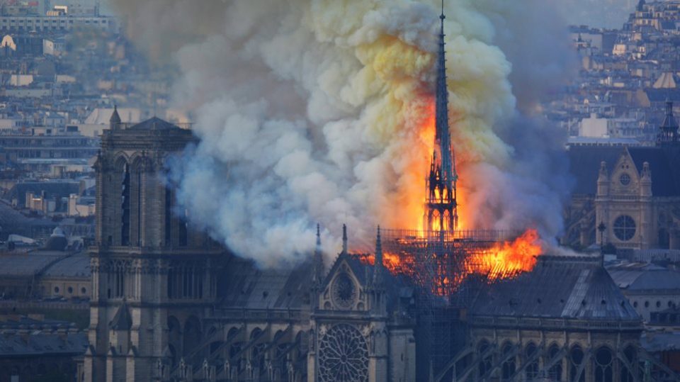 Во чест на изгорената црква Нотр Дам: Се огласија ѕвоната на катедралите ширум Франција