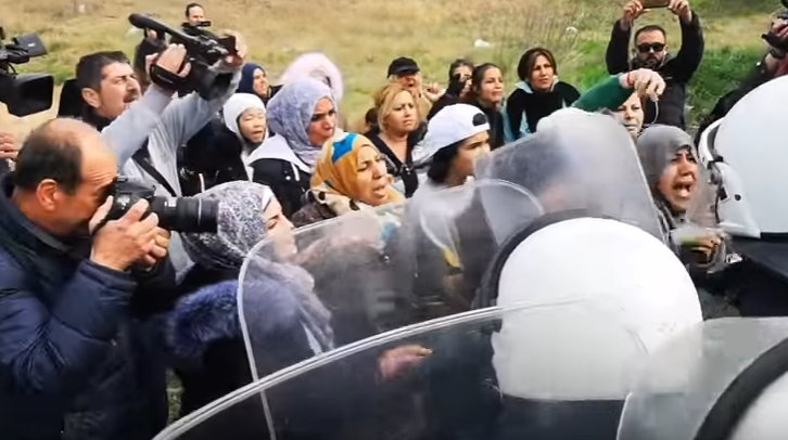 Македонската полиција на готовс, војна со мигранти на Солунско поле (ВИДЕО)