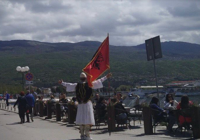 Скандалот продолжува: Албанското знаме се развиори и на шеталиштето во Охрид