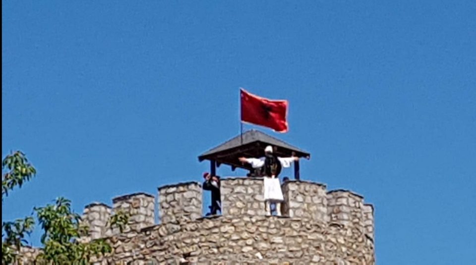 Алијанса за Албанците реагира на приведувањето на лицата кои поставија албанско знаме во Охрид