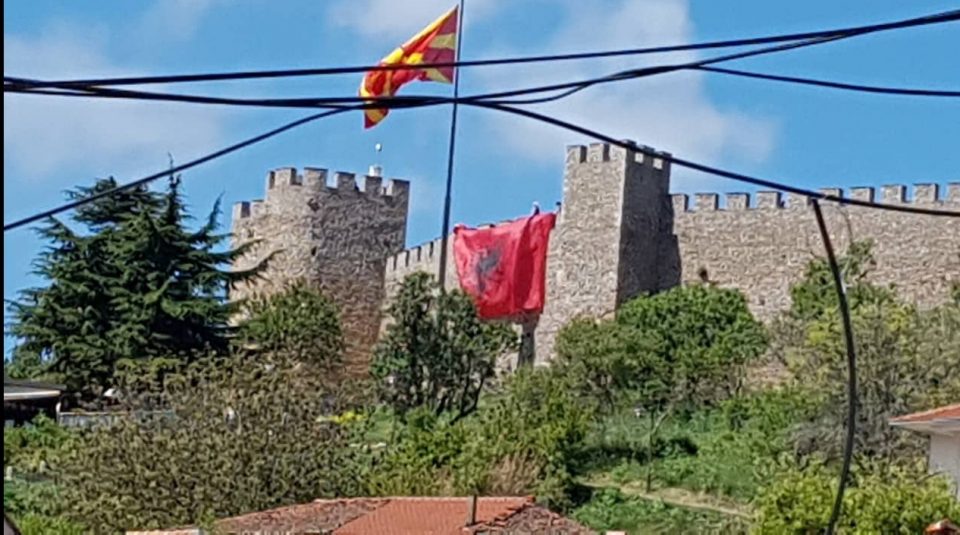 Стигна казната за лицата кои поставија албанско знаме во Охрид