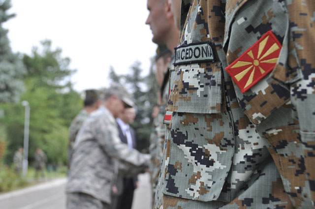 Двајца Белгијци лутајќи ја прескокнале оградата и влегле во дворот на генералштабот на Армијата