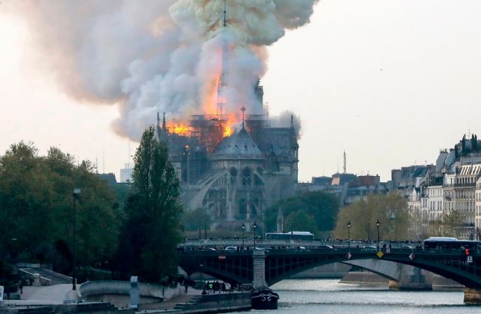 ВИДЕО: Пожар во познатата катедрала „Нотр Дам“