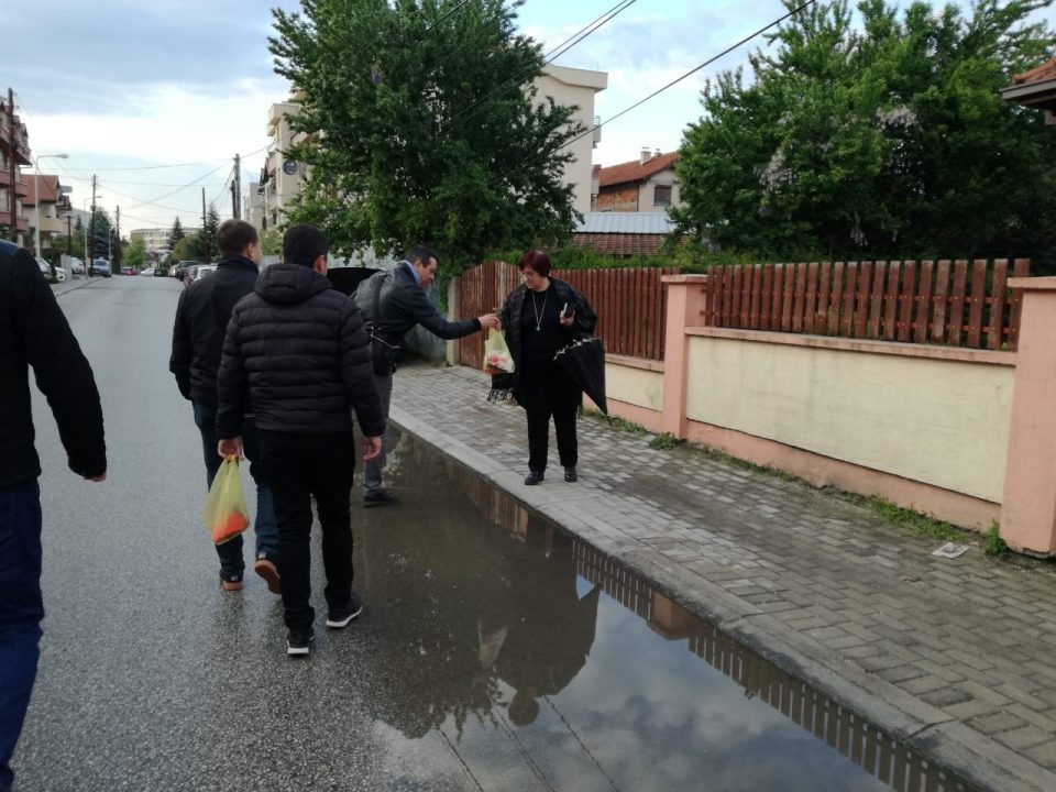 Членовите на ОК на ВМРО-ДПМНЕ Ѓорче Петров заедно со Никола Попоски во посета на жителите на Хром (ФОТО)