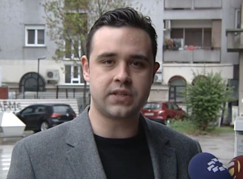 Пречекан со песна: „Каде е син ми Костадин“ ечеше додека портпаролот на СДСМ држеше прес пред седиштето на ВМРО-ДПМНЕ