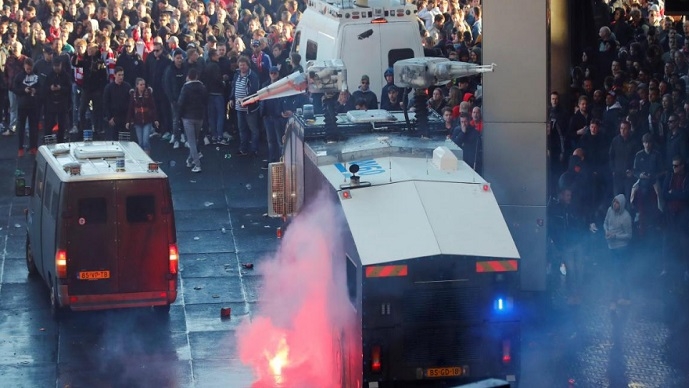 Хаос во Амстердам: Уапсени 120 навивачи на Јувентус (ВИДЕО)