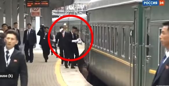 Телохранителите на Ким трчаат по возот и го „гланцаат“ пред од него да излезе лидерот (ХИТ ВИДЕО)