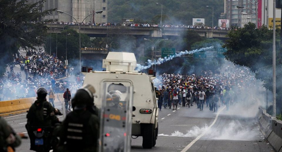Венецуела пред граѓанска војна: Оклопни возила и судири на улиците во Каракас