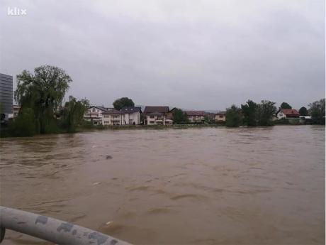 ВИДЕО: Црвен аларм во БИХ- Водата носи се пред себе, вонредна состојба