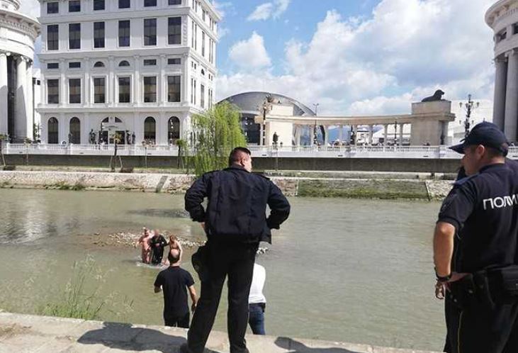 ФОТО: „Алфите“ спасија маж од водите на Вардар