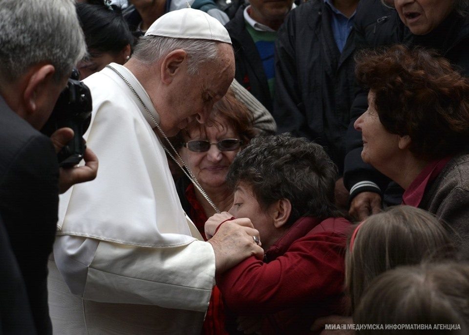 Самохрана мајка му ја раскажа својата тажна приказна на папата Франциск