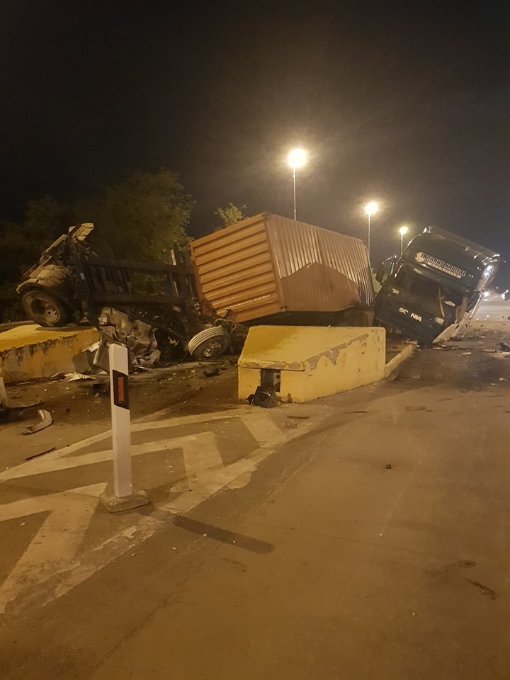 Детали за синоќесната несреќа на наплатната станица „Градско“: „Сканија“ удрила во бетонски ѕид па се превртела на коловозот