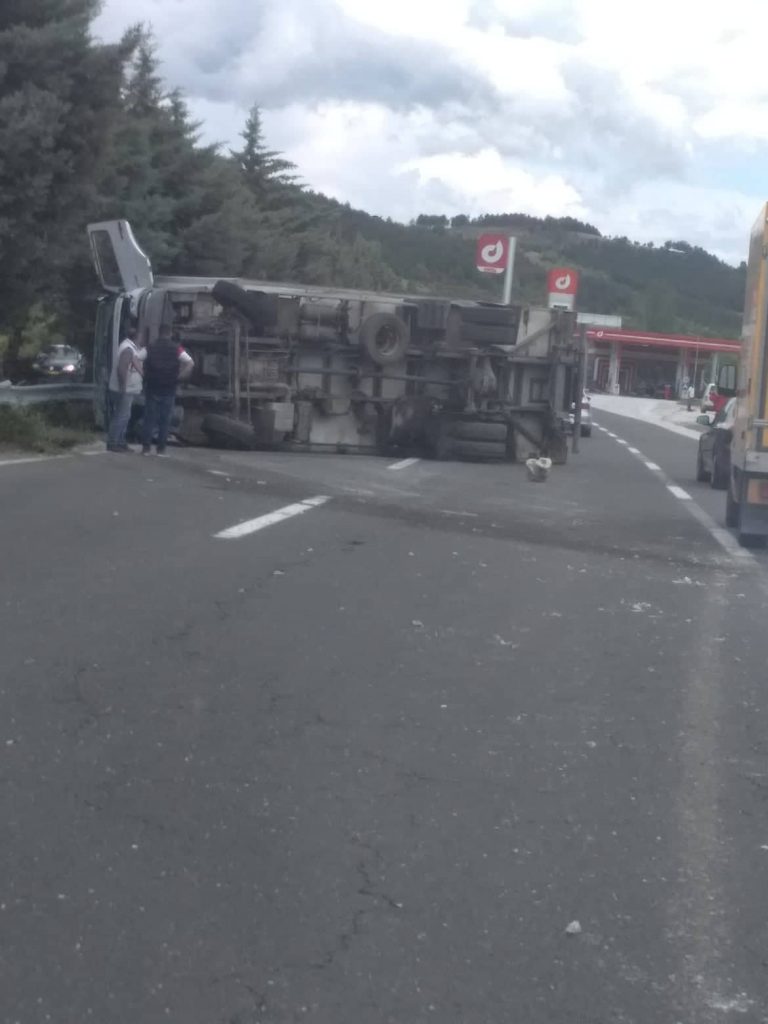 Во близина на Ласкарци повторно несреќа: Се преврти камион на автопатот Тетово-Скопје (ФОТО)