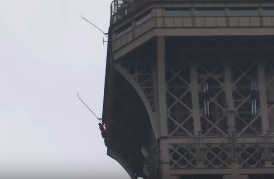 Драма во Париз: Затворена Ајфеловата кула- Евакуирани сите посетители (ВИДЕО)