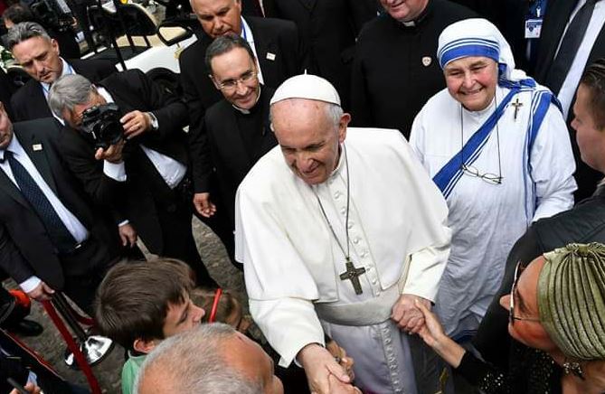 Се огласи Дунавка после селфито: „Папата секако не може да го допрете, тоа е mission impossible“ (ФОТО)