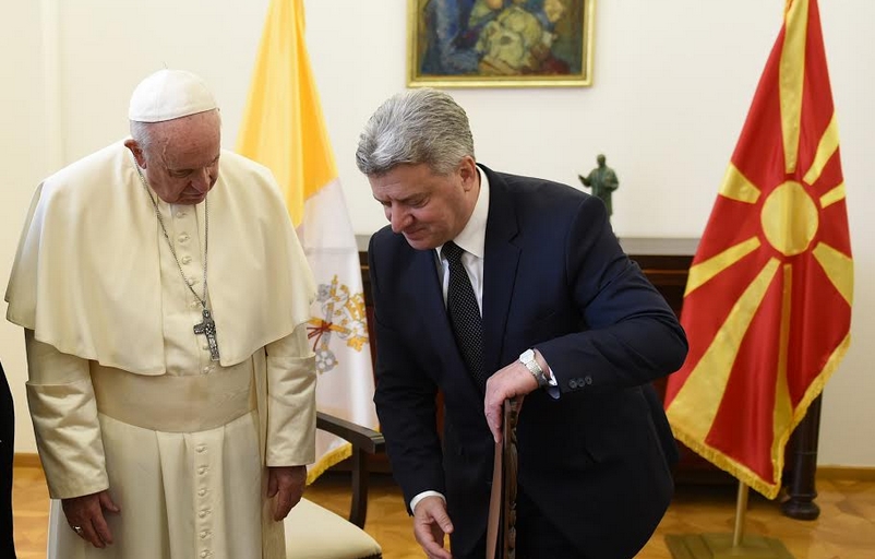 ФОТО: Погледнете што му подари претседателот Иванов на Папата Франциск