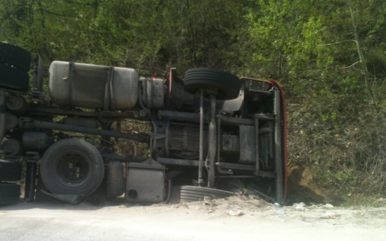 Камион се преврте на автопатот Демир Капија-Миравци, возачот повреден