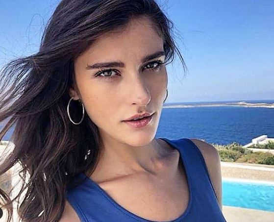 ФОТО: Топ моделот Катарина Ивановска позираше топлес на плажа во Грција