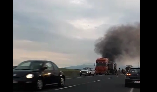 Чад го зацрни небото: Камион гори на пат кај Велес (ВИДЕО)