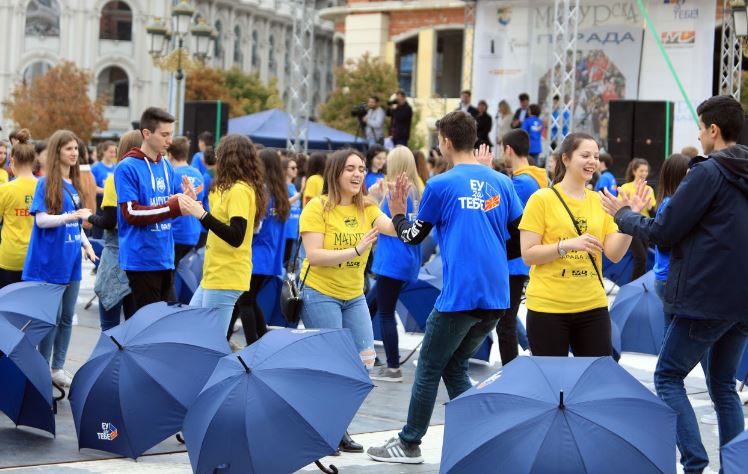 Околу 1.000 матуранти од Скопје традиционално одиграа квадрил на плоштадот „Македонија“