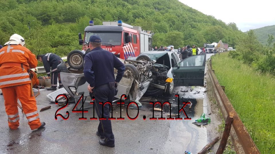 Пожарникарите се обидуваат да го извадат возачот на „Сузукито“- Страшна сообраќајна несреќа во Македонија! (ФОТО)