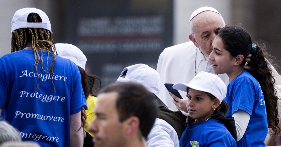 Деца мигранти се возеа со папата во „папамобилот“ (ФОТО)