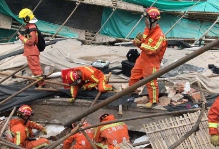 Најмалку девет лица затрупани под урната зграда во Шангај