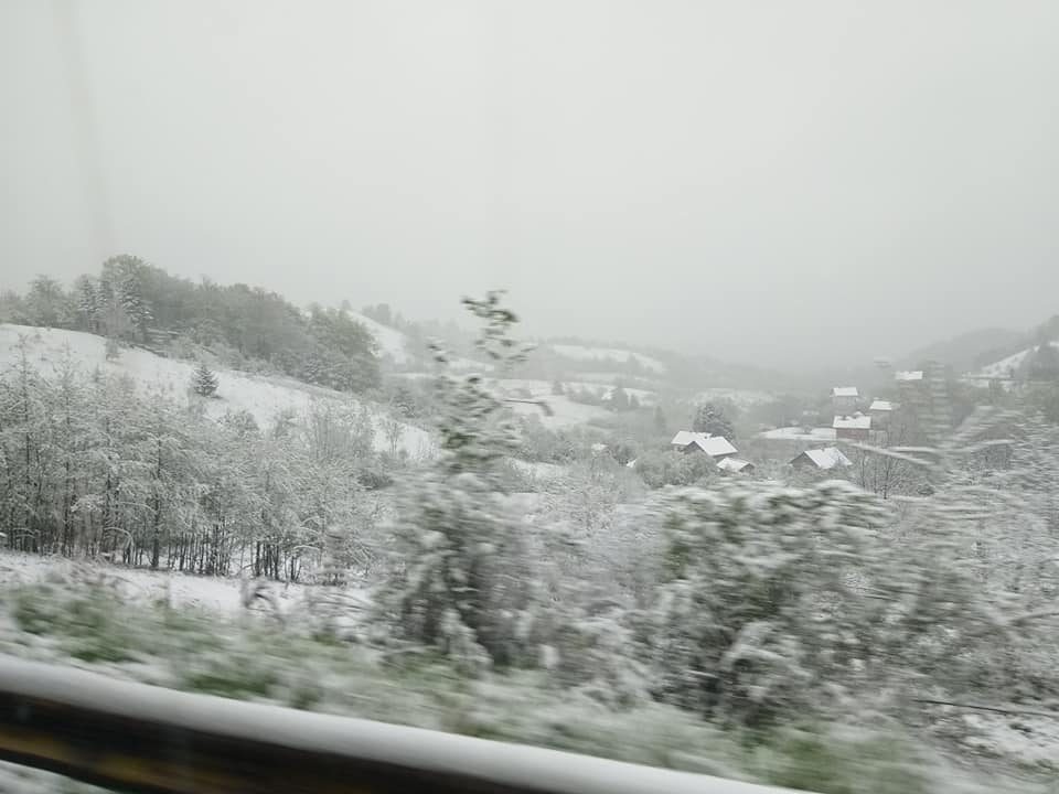 Неверојатна глетка на Ѓурѓовден – зимата се врати во регионот, УХМР со најава за снег и во Македонија (ФОТО+ВИДЕО)