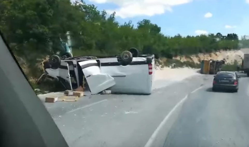 Видео од сообраќајката кај Плетвар: Возилата превртени, има повредени