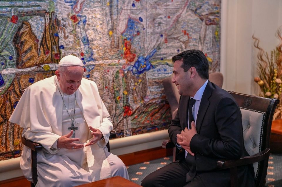 ФОТО: Еве што му подари Заев на Папата- станува збор за реплика
