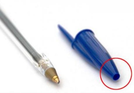 Никогаш не би погодиле за што служи малата дупка на врвот од капачето на пенкалото