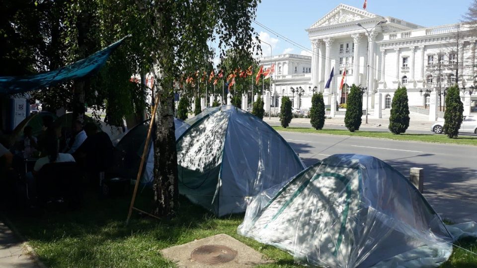 Вработените од „Еурокомпозит“ поставија шатори пред Владата и започнаа протест- Анѓушев со закана до вработените да го прифатат неговиот предлог