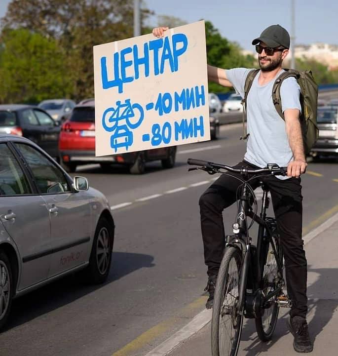 Внимавајте што споделувате на Фејсбук може сите да ви се смеат: Еве каде е направена фотографијата со „дечкото од Скопје“