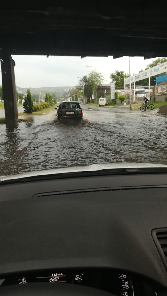 Дождот направи хаос во Кисела Вода- поплавени домови, надвозниците полни- градоначалникот не реагира на повиците на жителите