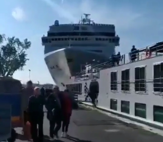 Видео од несреќата во Венеција: Луѓе трчаа на сите страни, има повредени