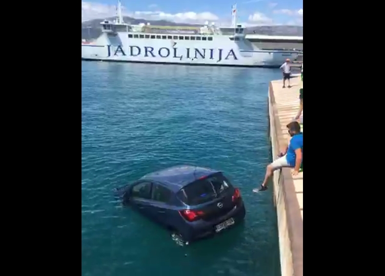 Автомобил падна во море на пристаниште во Сплит (ВИДЕО)