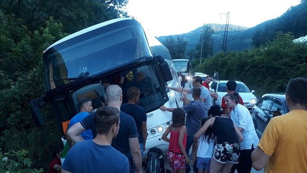 Автобус полн со деца за малку не завршил во река: Децата расплакани и шокирани излегоа од возилото (ФОТО)