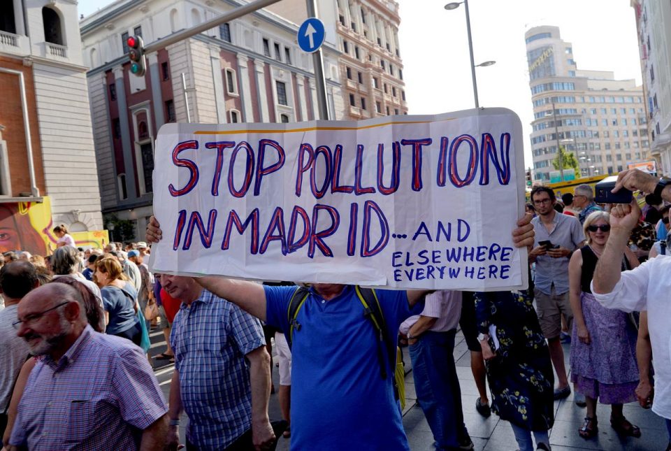 Илјадници демонстранти во Мадрид побараа забрана на автомобили во центарот на градот