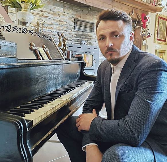 Знае како да ужива по разводот: Еве на која српска пејачка и се залепи Даниел Кајмакоски (ФОТО)