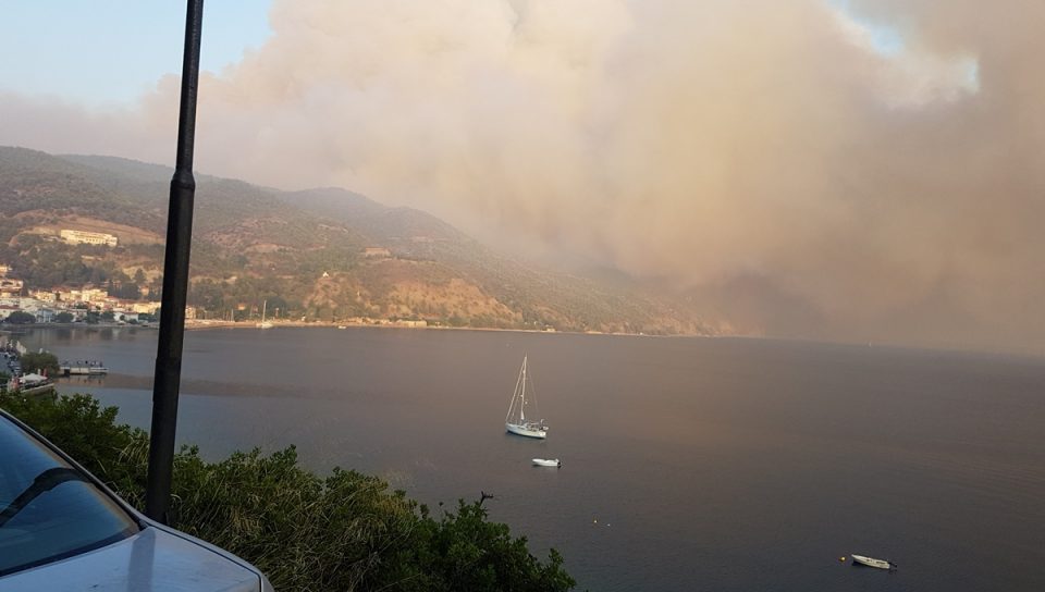 Голем шумски пожар на грчки остров, жителите евакуирани